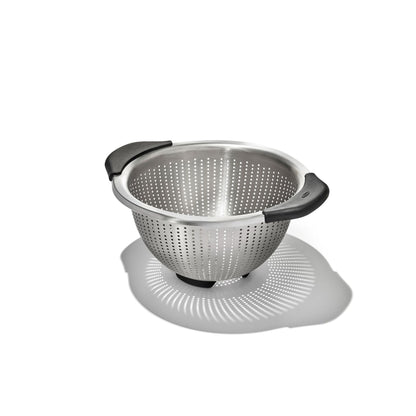 Scolapasta robusto con fori tondi e comodi manici, ideale per scolare pasta e verdure.• Materiale: acciaio inossidabile• Prese morbide e antiscivolo• Cinque piedini per garantire la stabilità nel lavello• Lavabile in lavastoviglie• Capacità: 2,8 Lt• Dimensioni: Ø 28,3 x 24,1 cm. In negozio e online su tuttochic.live