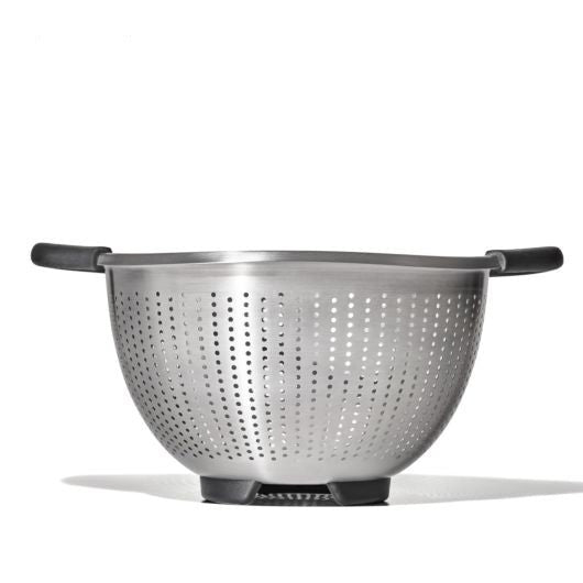 Scolapasta robusto con fori tondi e comodi manici, ideale per scolare pasta e verdure.• Materiale: acciaio inossidabile• Prese morbide e antiscivolo• Cinque piedini per garantire la stabilità nel lavello• Lavabile in lavastoviglie• Capacità: 2,8 Lt• Dimensioni: Ø 28,3 x 24,1 cm. In negozio e online su tuttochic.live