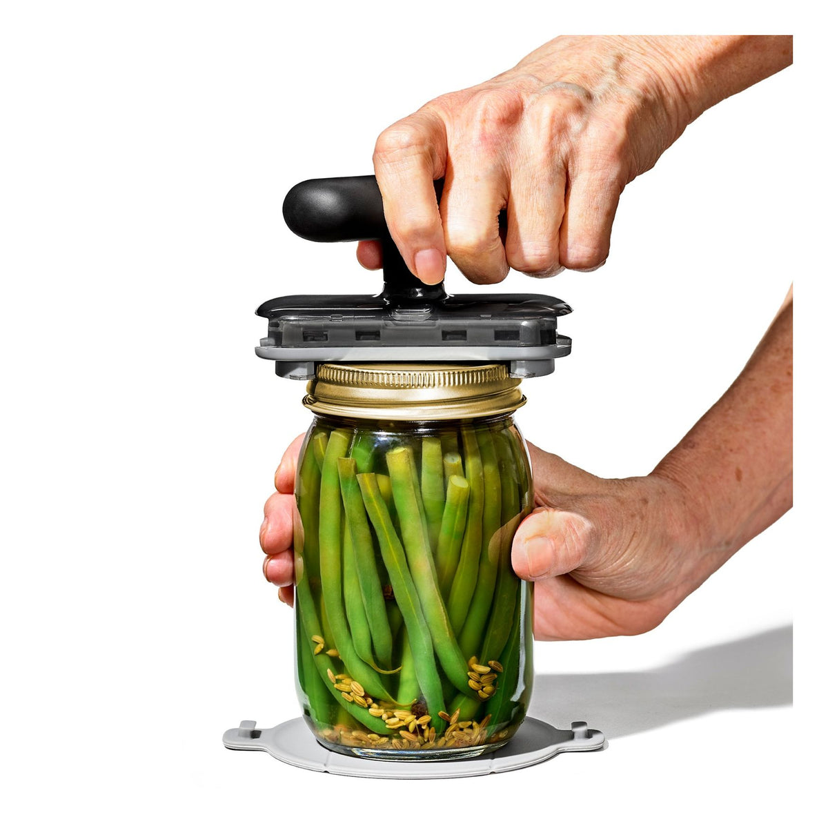 Svita barattoli manuale, ideale in cucina per aprire barattoli e bottiglie in modo semplice e veloce grazie al meccanismo rotante e ai denti affilati che permettono di aprire anche i coperchi più duri con il minimo sforzo.• Lavabile a mano• Dimensioni: 12,7 x 6,6 x 7,1 cm. In negozio e online su tuttochic.live