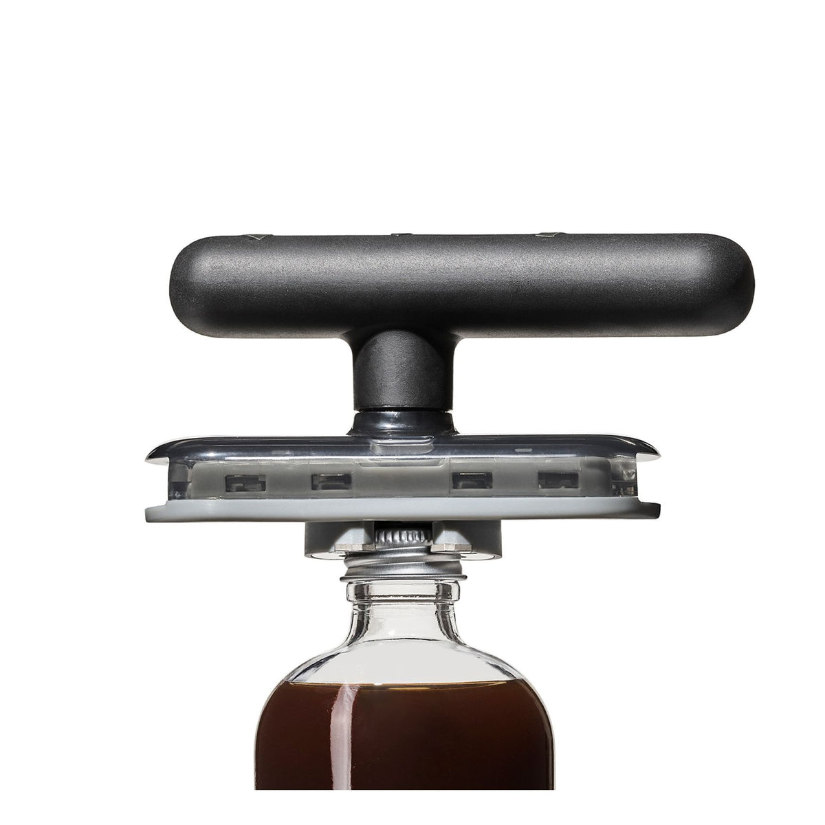 Svita barattoli manuale, ideale in cucina per aprire barattoli e bottiglie in modo semplice e veloce grazie al meccanismo rotante e ai denti affilati che permettono di aprire anche i coperchi più duri con il minimo sforzo.• Lavabile a mano• Dimensioni: 12,7 x 6,6 x 7,1 cm. In negozio e online su tuttochic.live