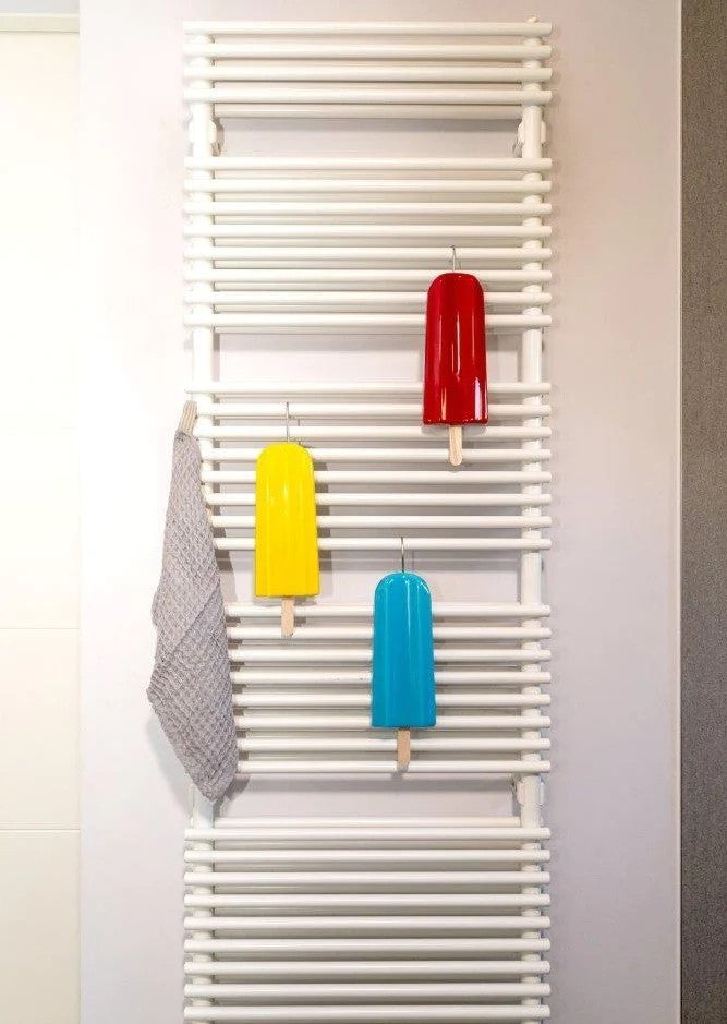 Gli umidificatori da termosifone “Ghiacciolo” pensati per essere appesi ai termosifoni di ogni stanza e possono essere lasciati lì tutto l’anno come elemento decorativo. Peso: 400 gr Dimensioni: 29 x 9 x 5 cm Utilizzo: umidificatore per termosifone, decorazione da parete. In negozio e online su tuttochic.live