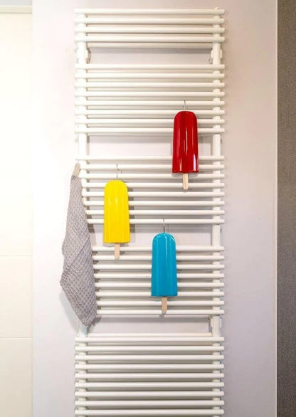 Gli umidificatori da termosifone “Ghiacciolo” pensati per essere appesi ai termosifoni di ogni stanza e possono essere lasciati lì tutto l’anno come elemento decorativo. Peso: 400 gr Dimensioni: 29 x 9 x 5 cm Utilizzo: umidificatore per termosifone, decorazione da parete. In negozio e online su tuttochic.live