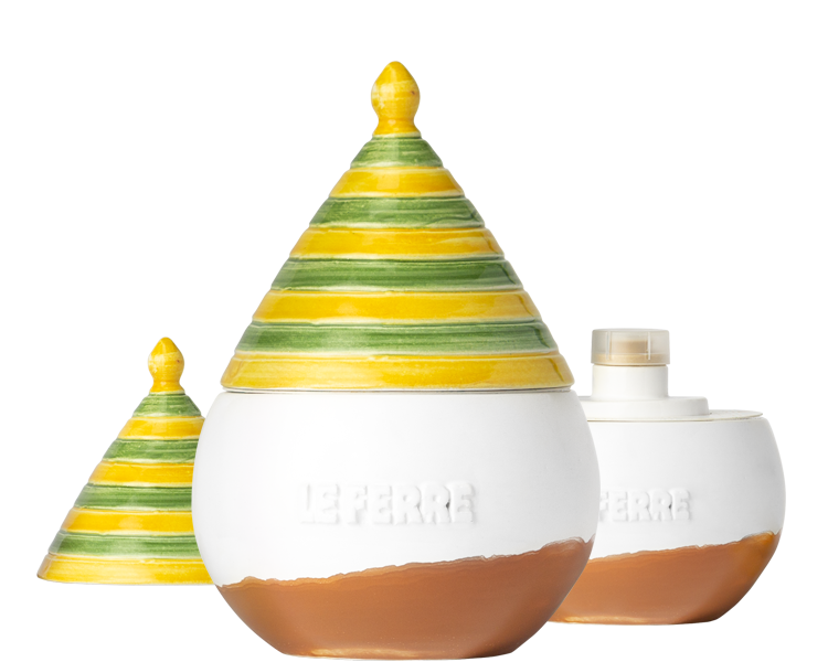 Truttulà è un contenitore in ceramica con coperchio, realizzato completamente e dipinto a mano. Dimensioni cm Ø 12 x h 17. In negozio e online su tuttochic.live