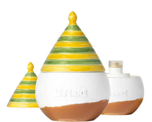 Truttulà è un contenitore in ceramica con coperchio, realizzato completamente e dipinto a mano. Dimensioni cm Ø 12 x h 17. In negozio e online su tuttochic.live