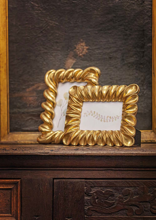 Elegante portafoto della collezione "Guardandoti" di Rituali Domestici, realizzato in pregiata resina color oro, conferisce un tocco di lusso e stile ad ogni ambiente. Oltre a essere poggiato, lo stesso può essere appeso. Dimensioni: cm 20 x h 24,5 - dimensione foto cm 13 x 18. In negozio e online su tuttochic.live
