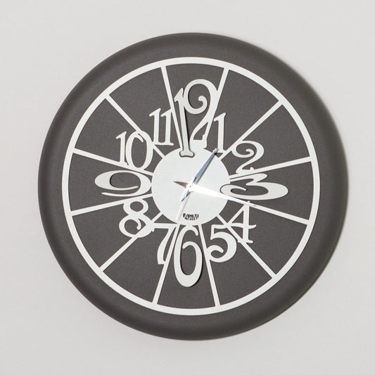 Orologio da parete di dimensione contenute, simpatico e divertente, fondo di colore ardesia, facile da collocare in cucina.  Dimensioni: diam.30. In negozio e online su tuttochic.live