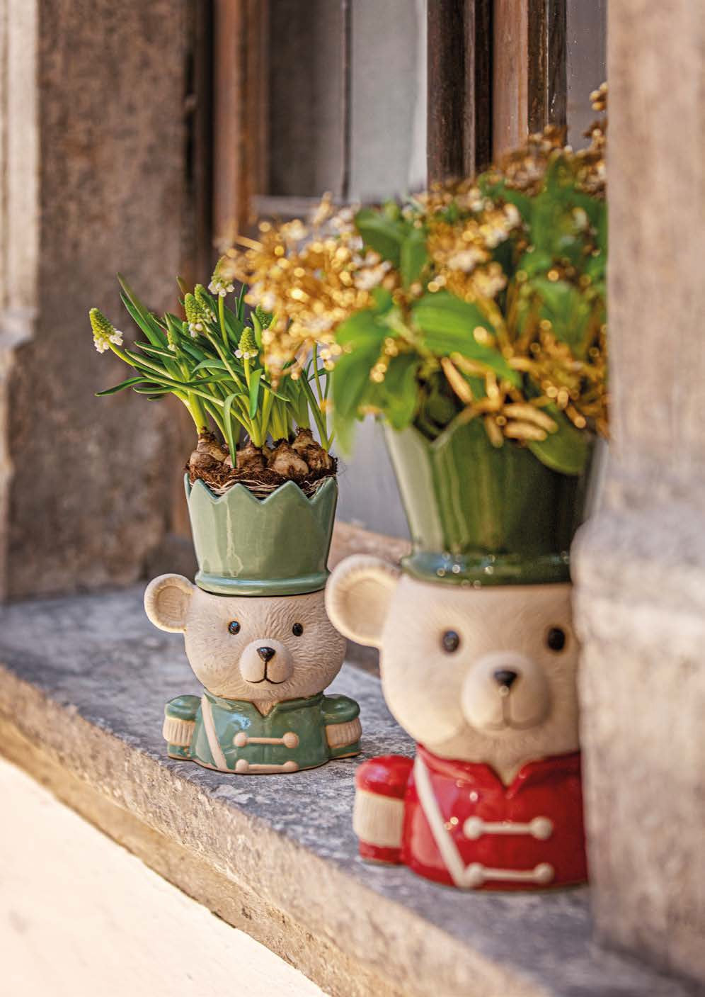 L'elegante Orso bianco della collezione "LAPARATA" di Rituali Domestici è il complemento perfetto per le festività. Questa statuetta decorata come un soldatino schiaccianoci natalizio è realizzata in gres, e dona un tocco raffinato al tuo arredamento. Dimensioni: cm 12 x 11 x 27.5 h. In negozio e online su tuttochic.live
