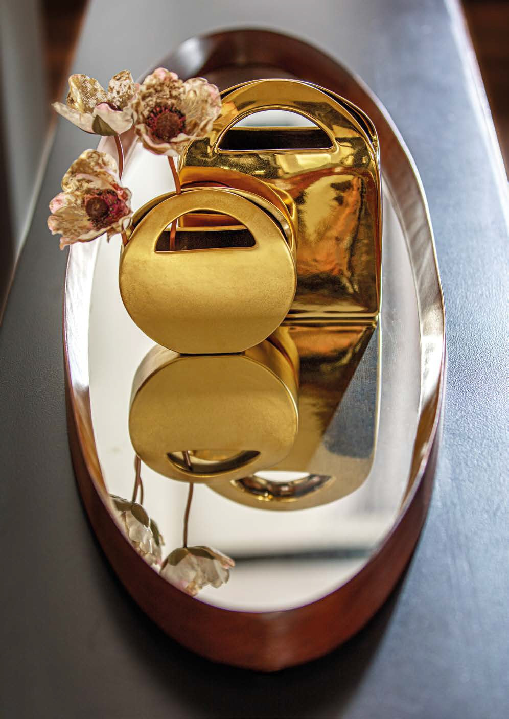 Esclusivo vaso quadrato in gres color oro lucido della collezione "LESTILOSE" di Rituali Domestici. Aggiungi un tocco di lusso alla tua casa con questa raffinata borsa decorativa, ideale per esporre fiori o come pezzo d'arte da solo. Dimensioni: cm 17 x 6 x 20 h. In negozio e online su tuttochic.live