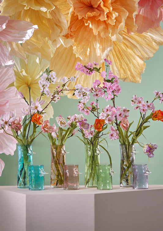Ramo di Magnolia. Il fiore artificiale presenta un elegante mix di colori con foglioline verdi e fiori rosa sfumato su un ramo marrone.  Dimensioni: h cm 140. In negozio e online su tuttochic.live