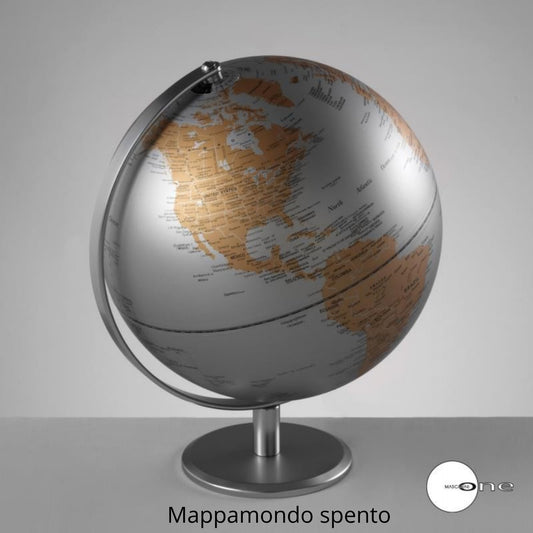 Mappamondo illuminato di design Mascagni Casa, finitura metallizzata argento e bronzo con base in acciaio e cavo a spina, diametro 30cm, Tutto Chic.