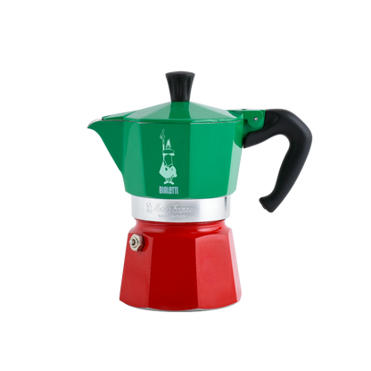Caffettiera in alluminio da 6 tazze in alluminio Non idonea all'uso su piastra induzione Non lavabile in lavastoviglie Diametro base caldaia: 72 mm Altezza: 155 mm Capacità: 130 ml -La versione Tricolore vuole celebrare nei suoi colori, il rito italiano di preparare un buon caffè. In negozio e online su tuttochic.live