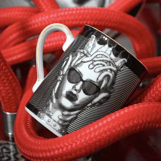 Mug in porcellana La vipera. Incarna lo spirito delle persone che si muovono con furbizia e che hanno un’intelligenza acuta. Dedicato ai giocatori, agli strateghi e a coloro che amano l’arte del sottinteso. Dimensioni: Ø 8 cm , H 10.5 cm. Lavabile in lavastoviglie, no microonde. In negozio e online su tuttochic.live
