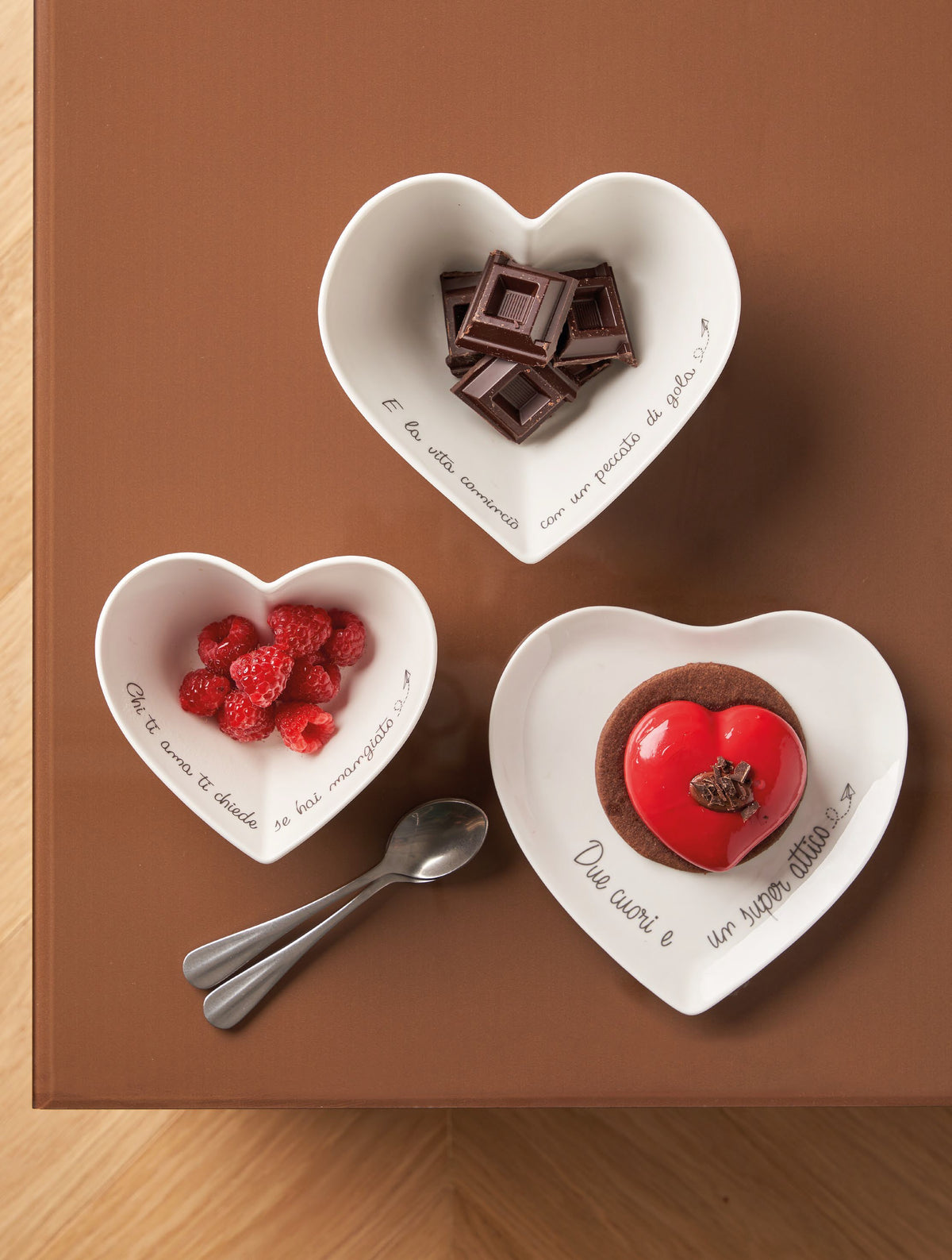 Coppetta a forma di cuore per alimenti in porcellana bianca decorata. cm Ø 13 x h 5,5. In negozio e online su tuttochic.live