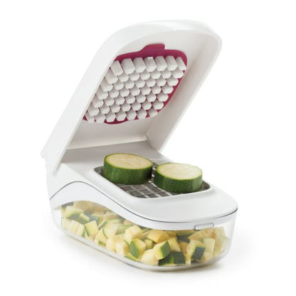 Taglia verdure, frutta e molto altro ancora in parti uguali con un solo movimento facile e rapido. I pezzi uniformi vengono raccolti nel contenitore sottostante.• Materiale: acciaio inox e plastica BPA free• Lavabile in lavastoviglie• Dimensioni: 20 x 12,5 x 9 cm. In negozio e online su tuttochic.live