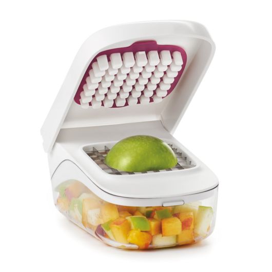 Taglia verdure, frutta e molto altro ancora in parti uguali con un solo movimento facile e rapido. I pezzi uniformi vengono raccolti nel contenitore sottostante.• Materiale: acciaio inox e plastica BPA free• Lavabile in lavastoviglie• Dimensioni: 20 x 12,5 x 9 cm. In negozio e online su tuttochic.live