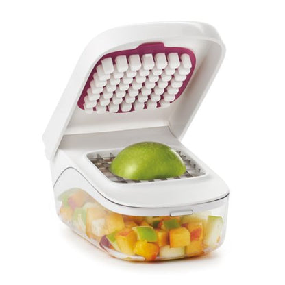 Taglia verdure, frutta e molto altro ancora in parti uguali con un solo movimento facile e rapido. I pezzi uniformi vengono raccolti nel contenitore sottostante.• Materiale: acciaio inox e plastica BPA free• Lavabile in lavastoviglie• Dimensioni: 20 x 12,5 x 9 cm. In negozio e online su tuttochic.live