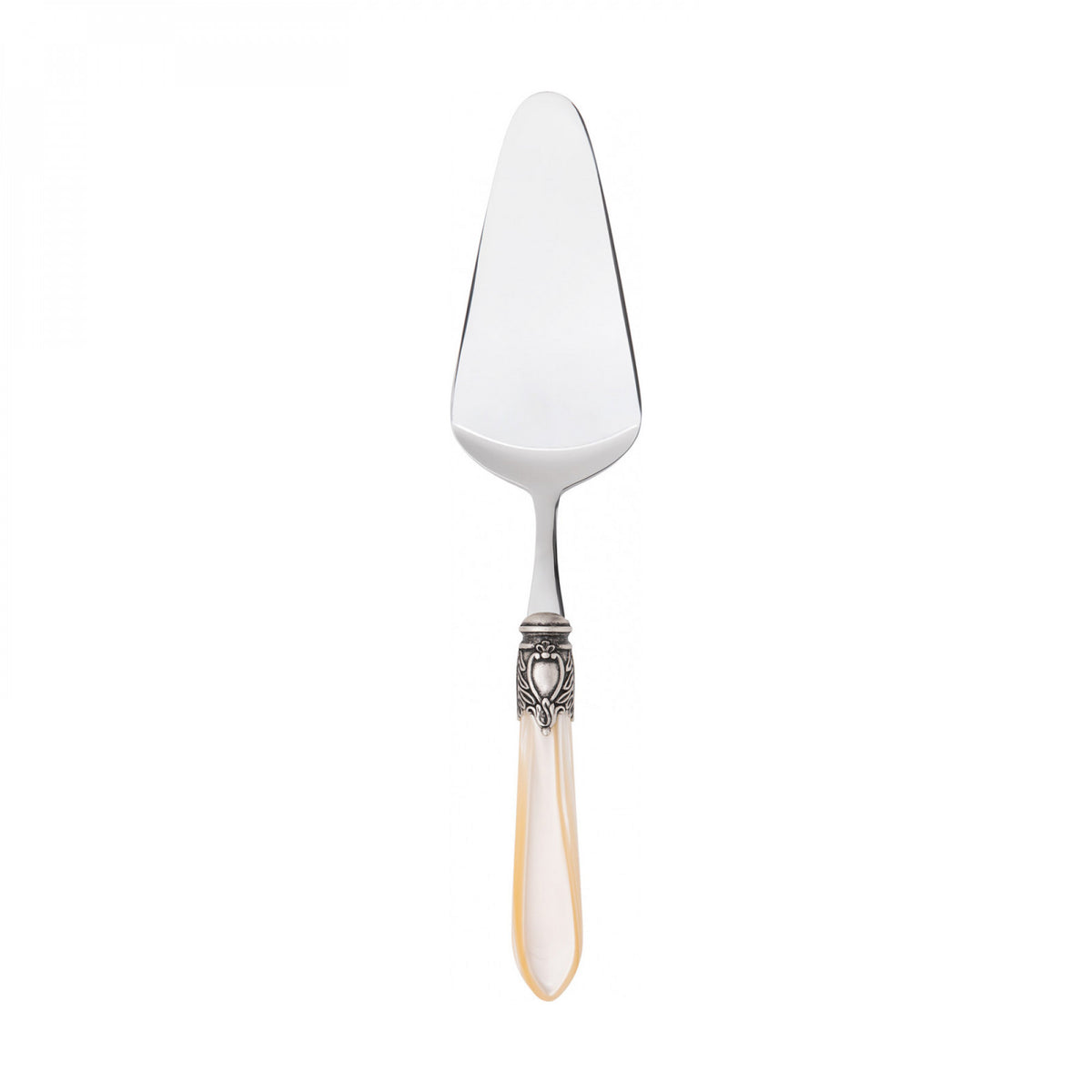 Pala per servire torte e dessert Oxford è realizzata in acciaio inox 18/10 con manico in acrilico impreziosito da una sofisticata ghiera con finitura di colore argento antico che richiama uno stemma nobiliare. Dimensioni: cm 5,5 x 27. Made in Italy. In negozio e online su tuttochic.live