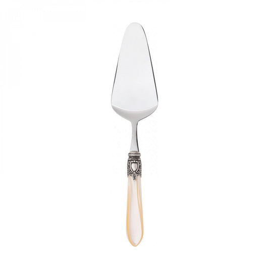Pala per servire torte e dessert Oxford è realizzata in acciaio inox 18/10 con manico in acrilico impreziosito da una sofisticata ghiera con finitura di colore argento antico che richiama uno stemma nobiliare. Dimensioni: cm 5,5 x 27. Made in Italy. In negozio e online su tuttochic.live