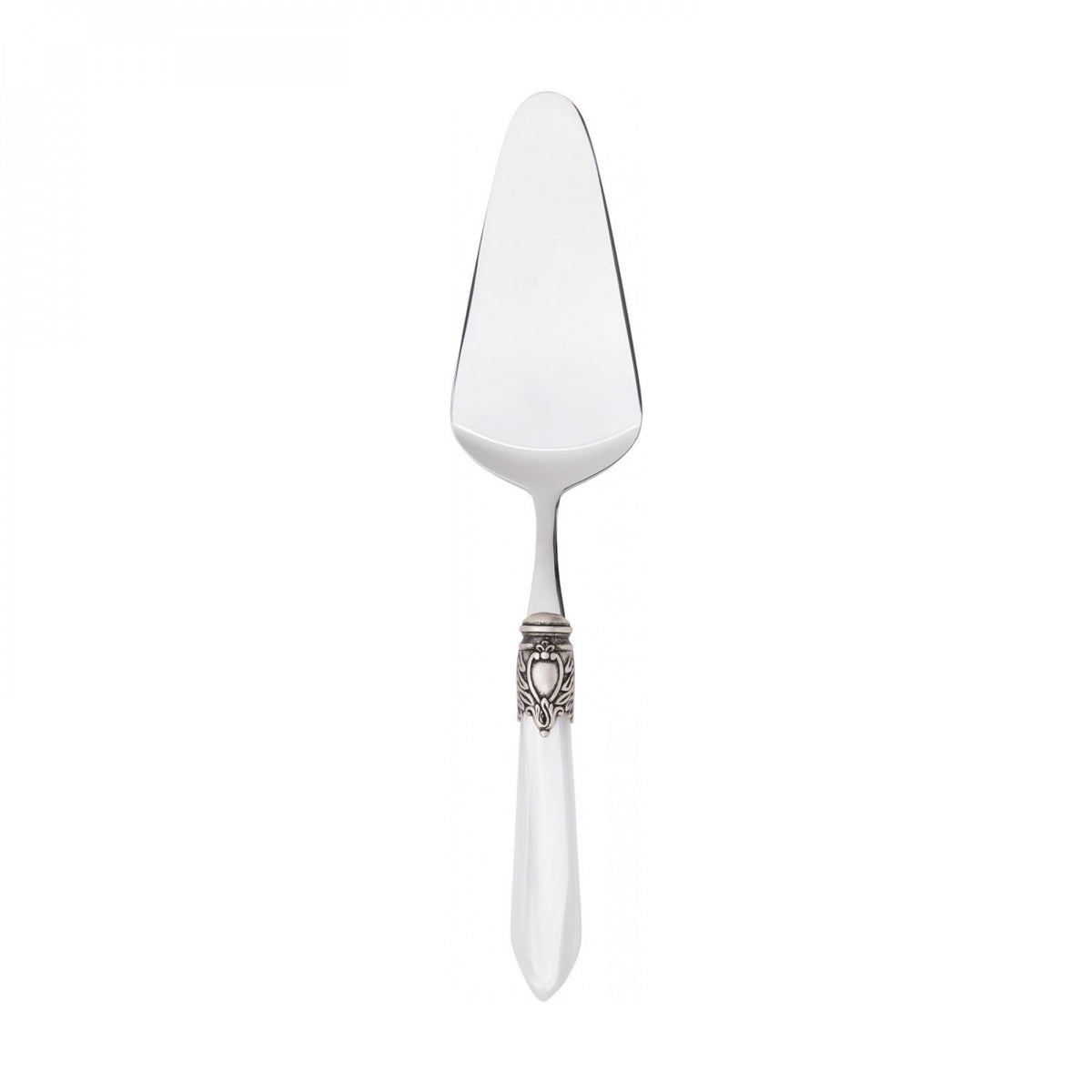 Pala per servire torte e dessert Oxford è realizzata in acciaio inox 18/10 con manico in acrilico impreziosito da una sofisticata ghiera con finitura di colore argento antico che richiama uno stemma nobiliare. Dimensioni: cm 5,5 x 27. Made in Italy. In negozio e online su tuttochic.live