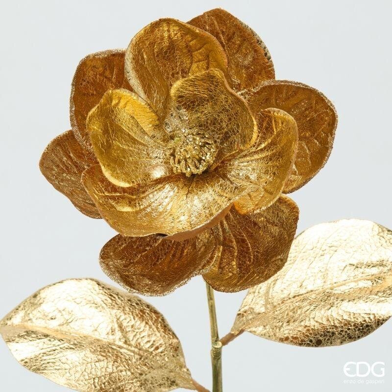 Inquadratura ravvicinata del bocciolo di magnolia EDG che mette in evidenza la texture tramata dei petali oro lucido e i dettagli metallizzati del pistillo.