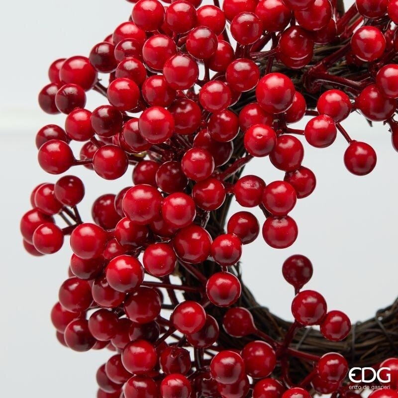 Inquadratura ravvicinata dei dettagli della ghirlanda EDG che evidenzia la finitura brillante e la densità tridimensionale delle micro-bacche rosse natalizie.