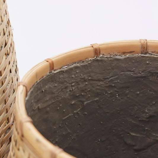 Cesto in Bamboo dal colore naturale, internamente rivestito di resina per un uso interno/esterno protetto. Ideale per dare un tocco di stile unico al vostro arredamento. In negozio e online su tuttochic.live