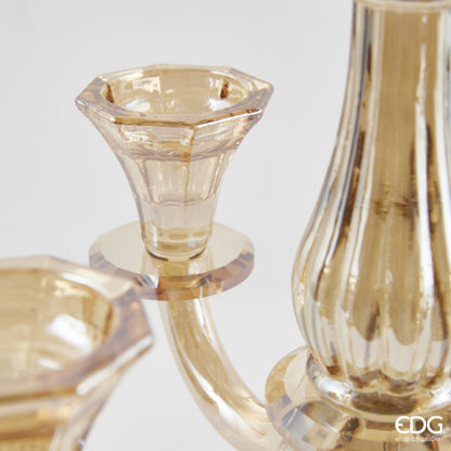 L'elegante portacandele Crystal Sinuoso è un capolavoro in cristallo color ambra, perfetto per creare un'atmosfera calda e raffinata. Dimensioni: cm 19x19x h 35. In negozio e online su tuttochic.live