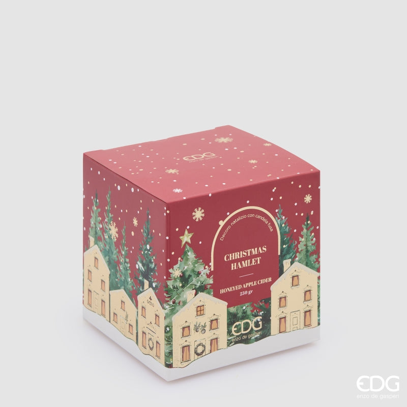 Scatola regalo cubica natalizia di colore rosso intenso con illustrazioni di un villaggio montano innevato e dettagli dorati lucidi, marchio EDG Enzo De Gasperi.