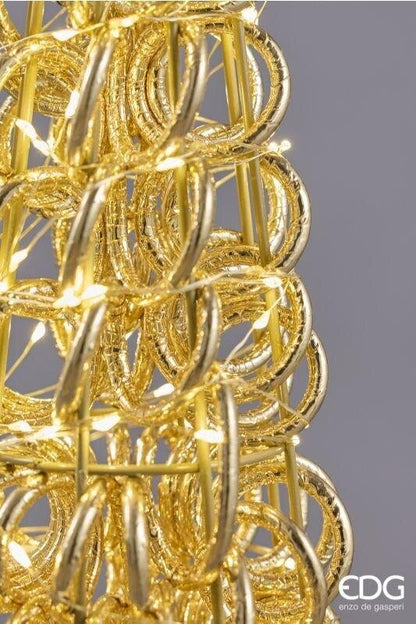 Dettaglio ravvicinato della struttura Curly dorata XL firmata EDG, particolare macro degli anelli ritorti in metallo e della fitta disposizione dei microled luminosi.