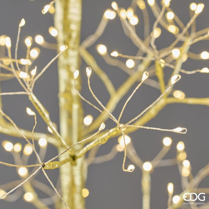 Primo piano ravvicinato dei rami metallici dorati modellabili e dei micro LED a luce calda dell'albero di Natale EDG.