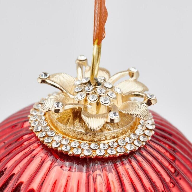 Palla di Natale in vetro soffiato a coste verticali color rosso laccato con gancio gioiello dorato decorato con strass brillanti e nastro in organza rosso, linea esclusiva EDG.