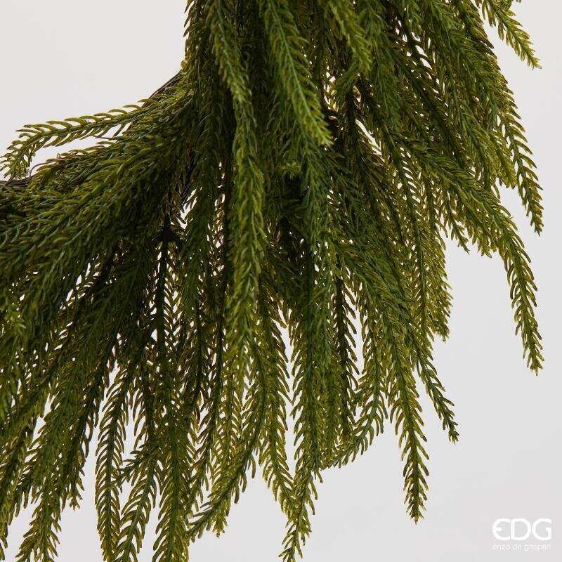 Dettaglio macro dall'alto dei rami in polimero PE verde cadenti della corona Cryptomeria EDG, che evidenzia la finitura soffice e l'aspetto botanico realistico.