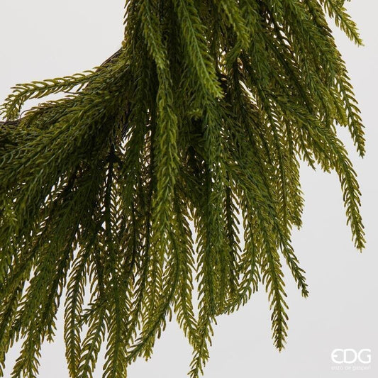 Dettaglio macro dall'alto dei rami in polimero PE verde cadenti della corona Cryptomeria EDG, che evidenzia la finitura soffice e l'aspetto botanico realistico.