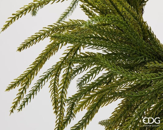 Primo piano dei rami e degli aghi in polimero PE verde smeraldo della ghirlanda Cryptomeria EDG che mostra la morbidezza e il realismo botanico.
