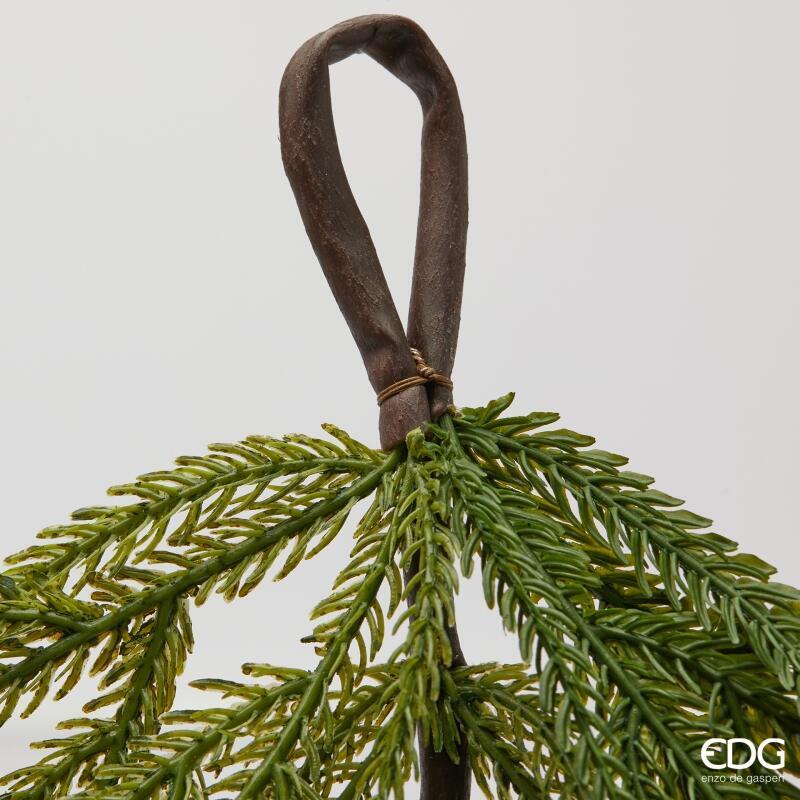 Dettaglio ravvicinato dell'occhiello di fissaggio marrone effetto corteccia posto all'estremità del festone Cryptomeria EDG Enzo De Gasperi con aghi flessibili verdi.