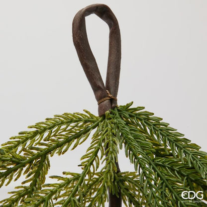 Dettaglio ravvicinato dell'occhiello di fissaggio marrone effetto corteccia posto all'estremità del festone Cryptomeria EDG Enzo De Gasperi con aghi flessibili verdi.