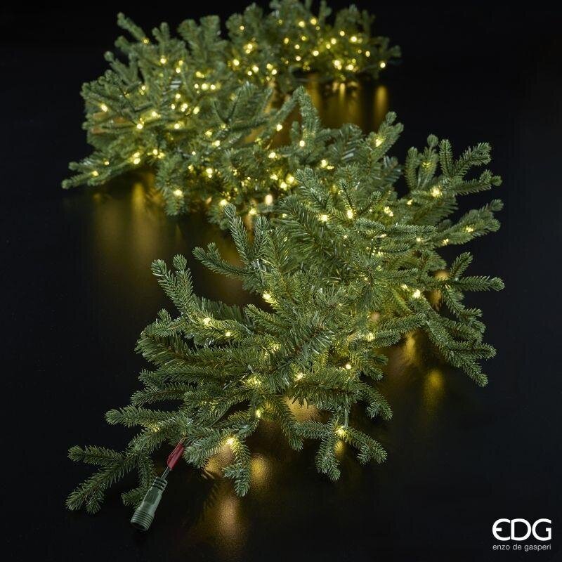 Festone di Natale in pino artificiale pre-illuminato EDG steso su piano nero con focus sullo spinotto per il collegamento elettrico in serie di più festoni.