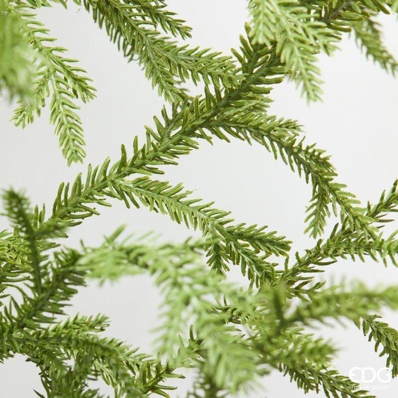 Dettaglio macro dei rametti e degli aghi morbidi in plastica verde della ghirlanda Cryptomeria EDG che mostra la ramificazione realistica.