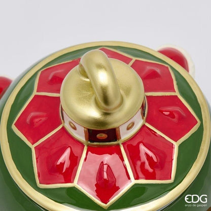 Dettaglio ravvicinato del coperchio in ceramica EDG, decorato con petali geometrici rossi e oro lucido con un gancio metallizzato dorato come pomello.