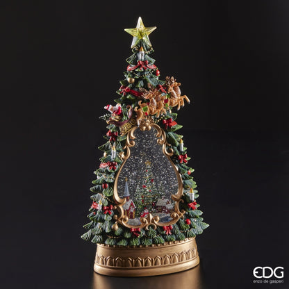 Decoro soprammobile a forma di albero di Natale in resina decorata con musica e led. Dimensioni: cm 17 x 10 x h 34. Funziona con 3 batterie stilo alkaline incluse. In negozio e online su tuttochic.live