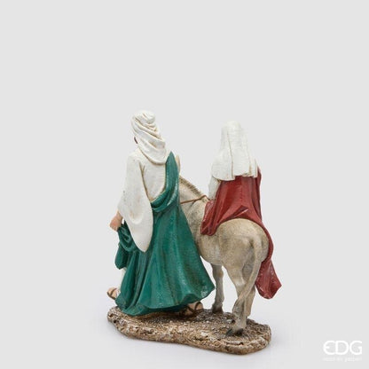 Acquista la bellissima Natività "In Cammino" con asinello di EDG Enzo De Gasperi (H 32 cm). Statua sacra d'autore in poliresina decorata in rosso e verde.