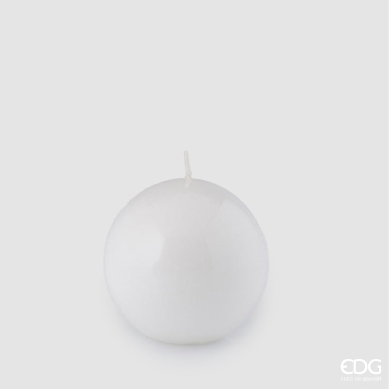 Questa candela sfera di 80 mm è realizzata in cera bianca laccata. Dimensioni: diametro 8 cm - Durata 14 ore Attenzione : uso decorativo. In negozio e online su tuttochic.live