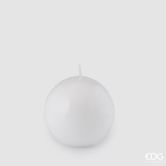 Questa candela sfera di 80 mm è realizzata in cera bianca laccata. Dimensioni: diametro 8 cm - Durata 14 ore Attenzione : uso decorativo. In negozio e online su tuttochic.live