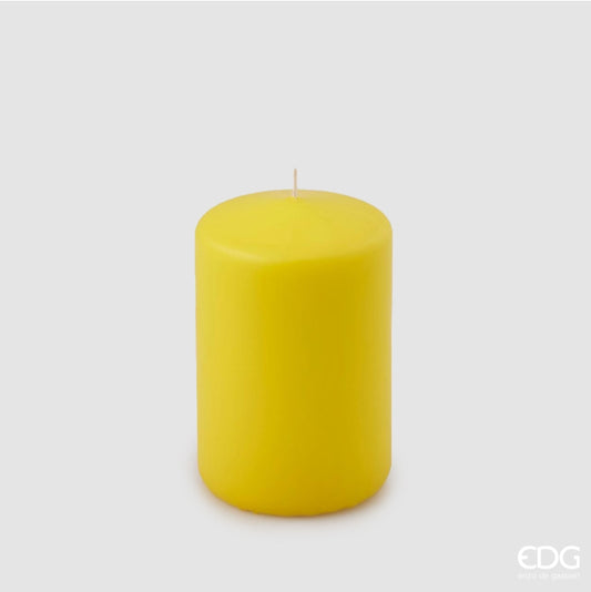 Questa candela Moccolo è realizzata in cera gialla di alta qualità Dimensioni: ø 8 cm, h 12 cm- Durata 52 ore -Peso 440 gr. In negozio e online su tuttochic.live