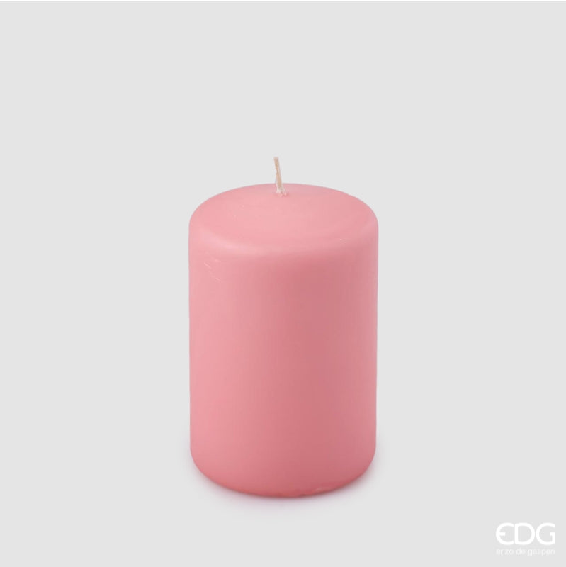 Questa candela Moccolo è realizzata in cera rosa di alta qualità Dimensioni: ø 8 cm, h 12 cm- Durata 52 ore - Peso 440 gr. In negozio e online su tuttochic.live