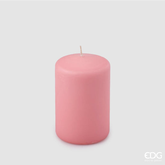 Questa candela Moccolo è realizzata in cera rosa di alta qualità Dimensioni: ø 8 cm, h 12 cm- Durata 52 ore - Peso 440 gr. In negozio e online su tuttochic.live