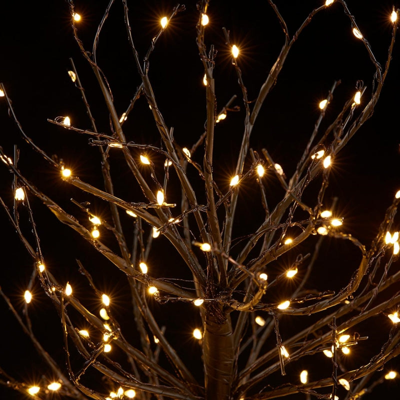 Albero in metallo con base di colore nero, 320 led da 2.2 mm, alto cm 90, diametro cm 40. Uso interno/esterno (non direttamente alle intemperie)Input/alimentazione: 220 V - AC. 50-60Hz -24 VDC potenza 24V 6WGrado protezione IP44 Lunghezza cavo 5 metri Base cm 18 x 18 Smontabile. In negozio e online su tuttochic.live