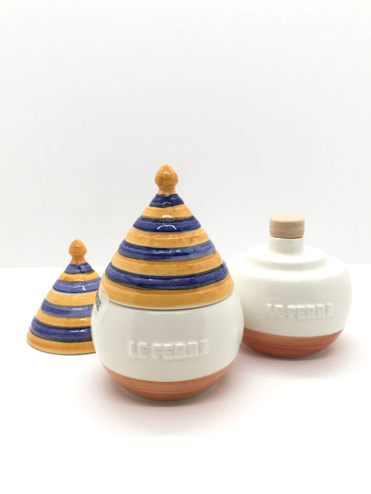 Truttulà è un contenitore in ceramica con coperchio, realizzato completamente e dipinto a mano. Dimensioni cm Ø 7,5 x h 11. In negozio e online su tuttochic.live
