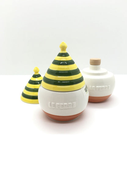 Truttulà è un contenitore in ceramica con coperchio, realizzato completamente e dipinto a mano. Dimensioni cm Ø 7,5 x h 11. In negozio e online su tuttochic.live