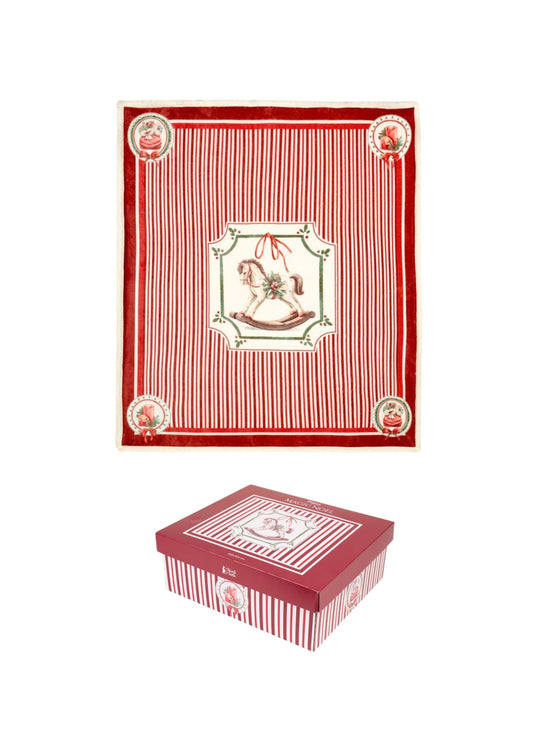 Esclusivo plaid natalizio Magic Noel di Nuvole di Stoffa ripiegato nella sua scatola regalo rigida, motivo a righe bianche e rosse con cavallo a dondolo, Tutto Chic.